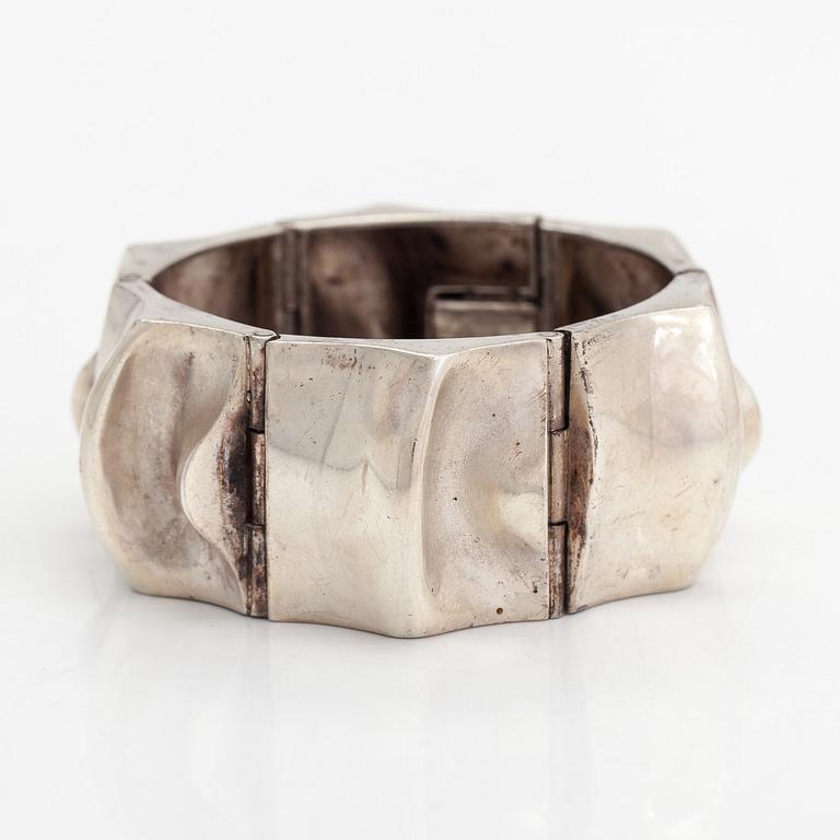 Matti Hyvärinen, armband, sterlingsilver, Sirokoru Oy 1973.