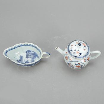 TEKANNA samt SÅSSNIPA, porslin, Kina, Qianlong (1736-35).
