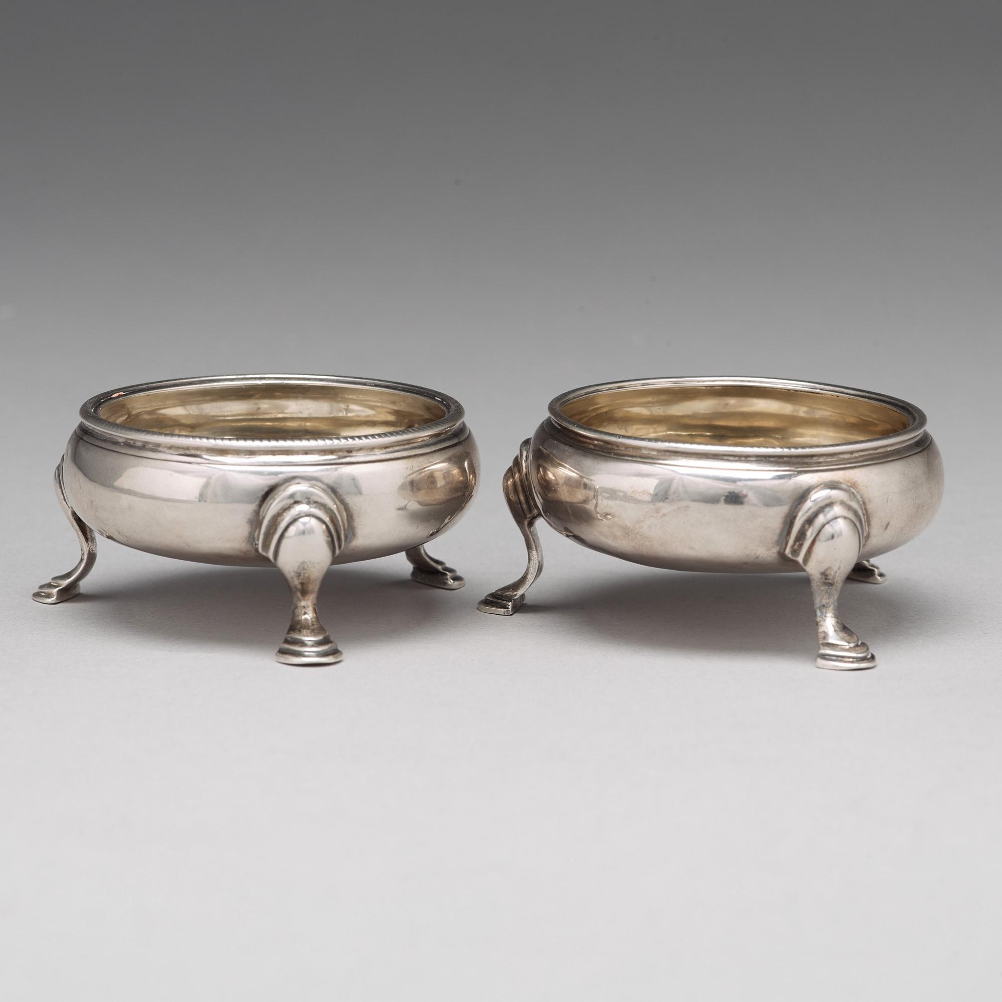 Saltkar, ett par, silver, oidentifierad mästare, London 1764.