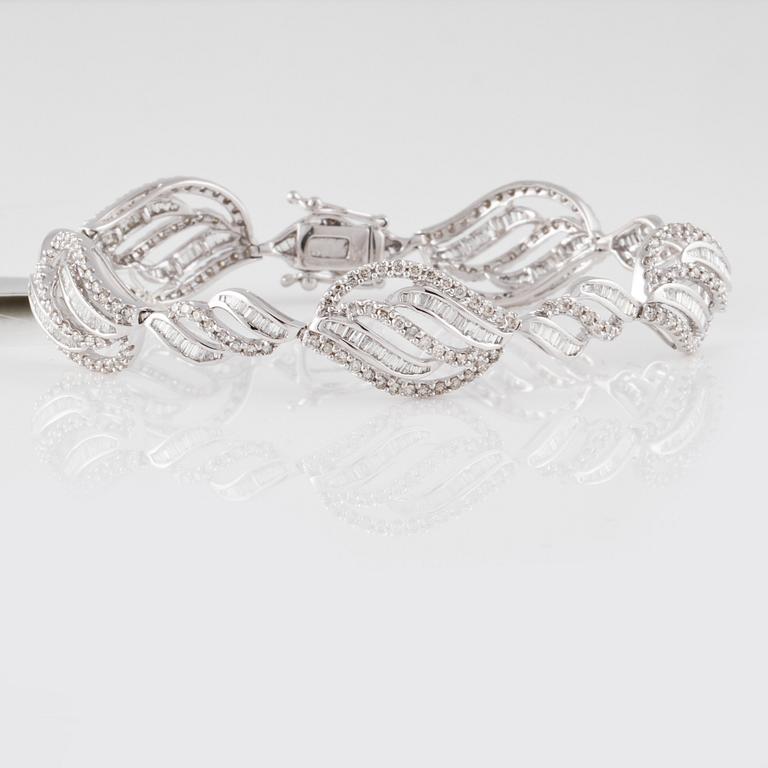ARMBAND, 18K vitguld med baguette och briljantslipade diamanter ca 2.70 ct. Vikt 13,6 gram.