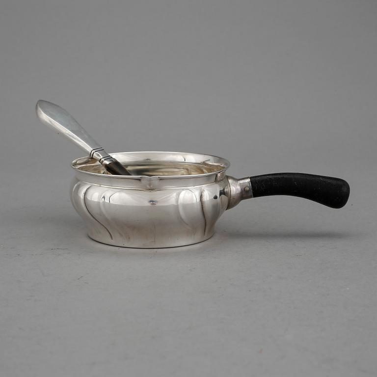 SÅSKANNA, silver, Köpenhamn, 1934 samt SKED, silver och ebenholz, Georg Jensen, 1915-30. Kannans totala vikt 87 g.