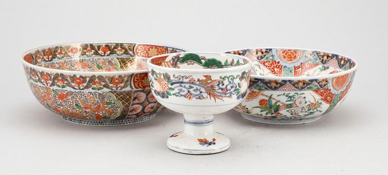 SKÅLAR SAMT SKÅL PÅ FOT, 3 delar, porslin, Japan, 1900-tal.
