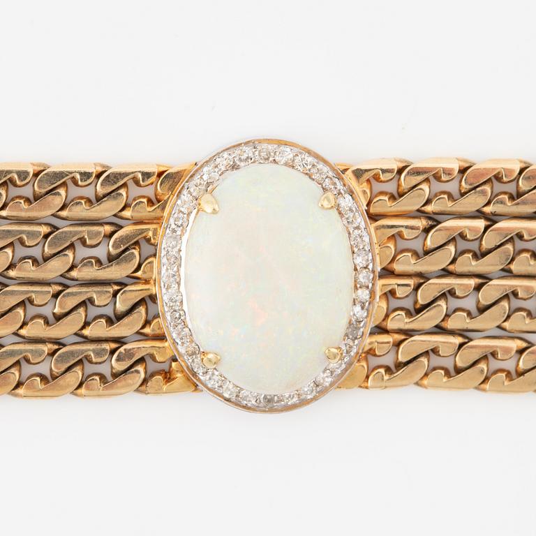 Necklace 14K gold with an opal and round brilliant-cut diamonds.