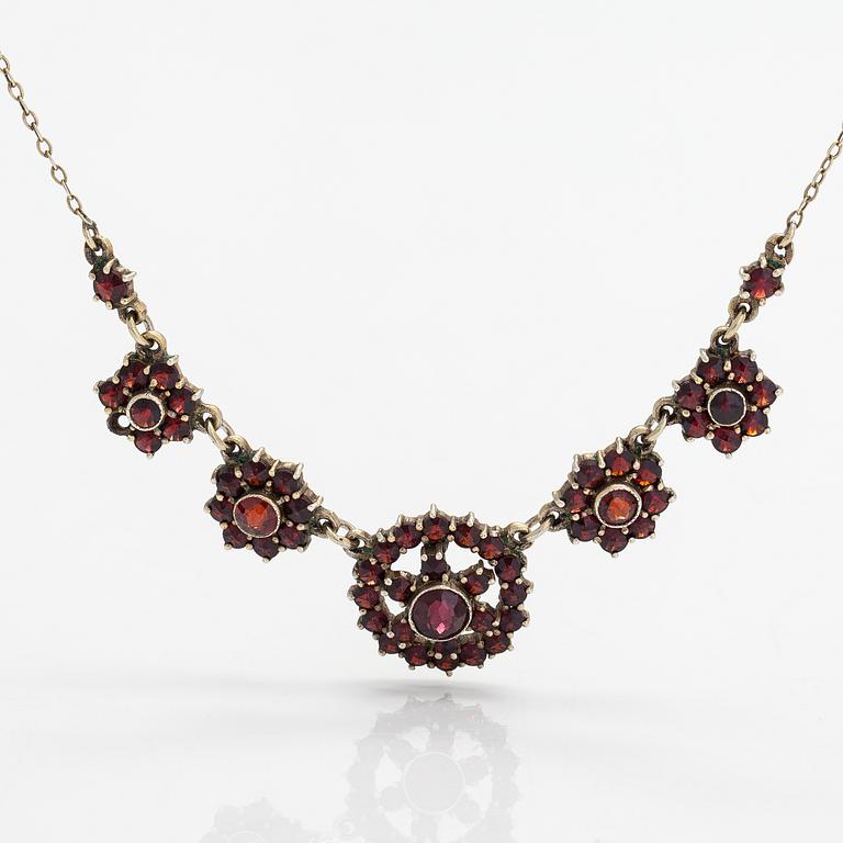 A gilded silver bracelet and necklace with garnets.