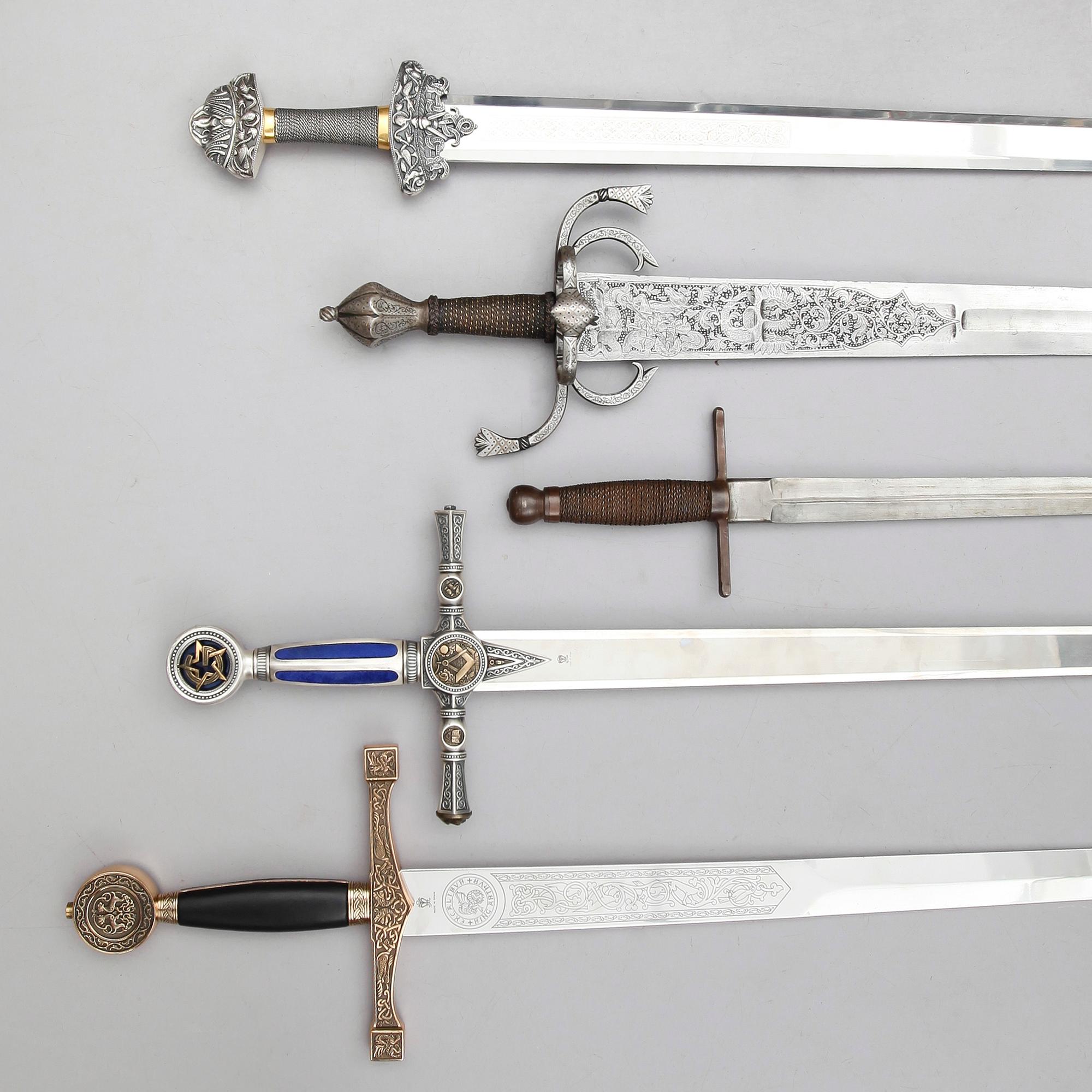 DEKORATIONSVAPEN, 5 st, kopior av äldre modeller, bl a Spanien, 1900-talets andra hälft.