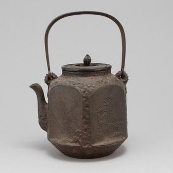 A cast-iron teapot with cover, Japan, Meiji (1868-1912).