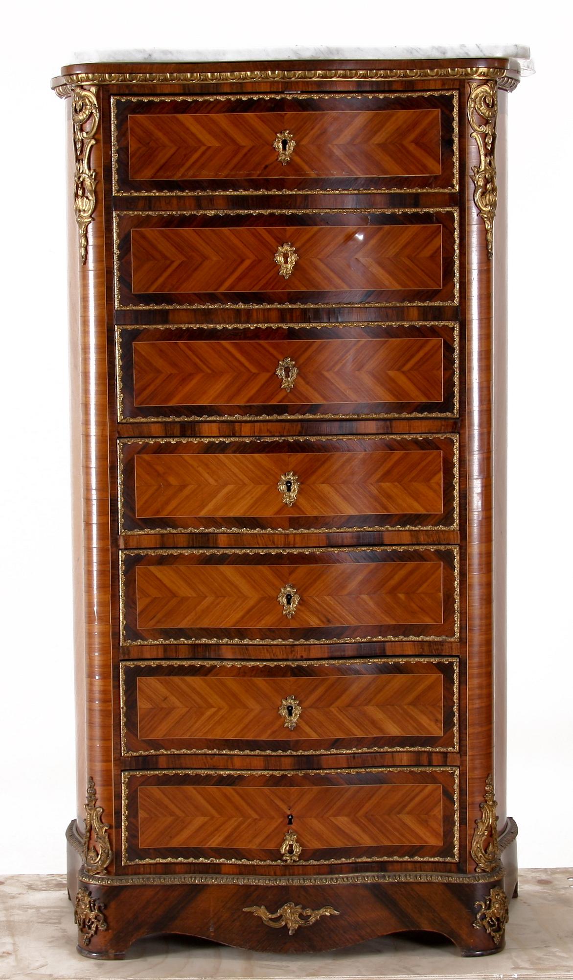 CHIFFONJÉ, Louis XV-stil, 1900-talets andra hälft.