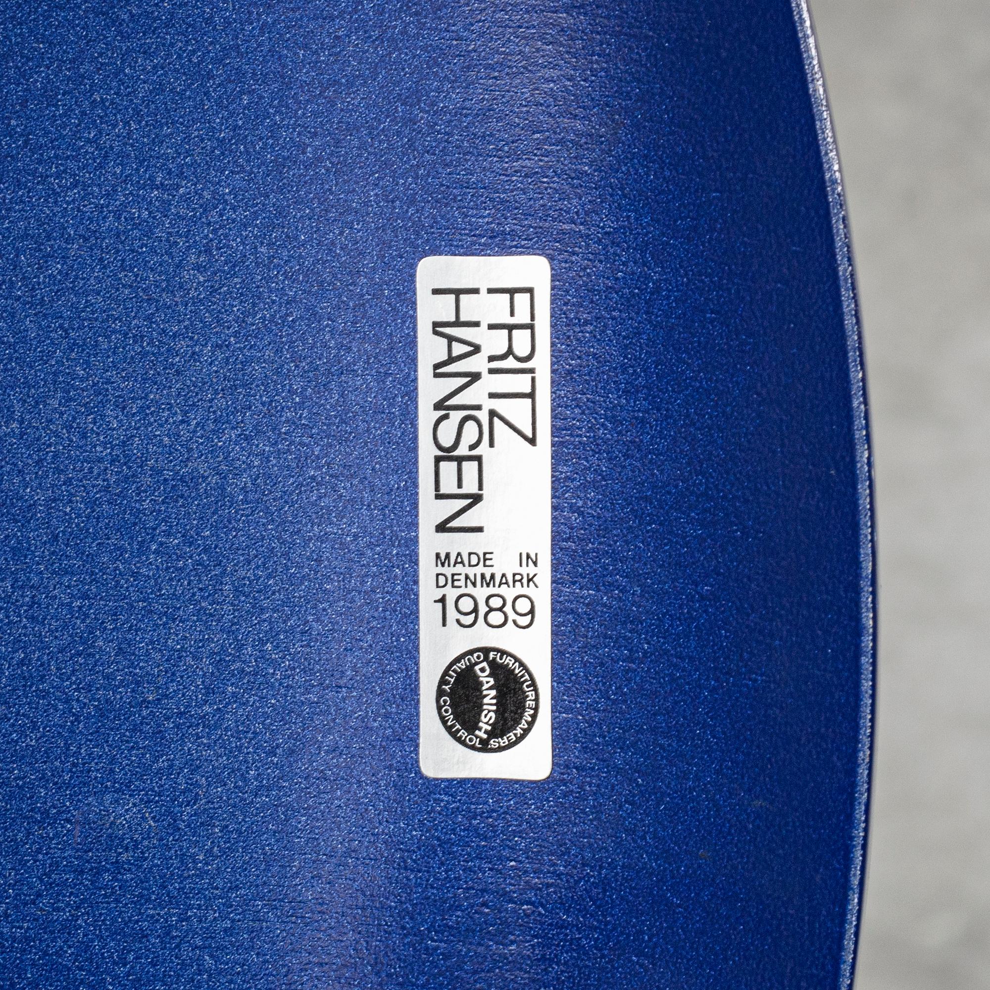 Arne Jacobsen, stolar, 4 st, "Sjuan", Fritz Hansen, Danmark, daterade 1989.