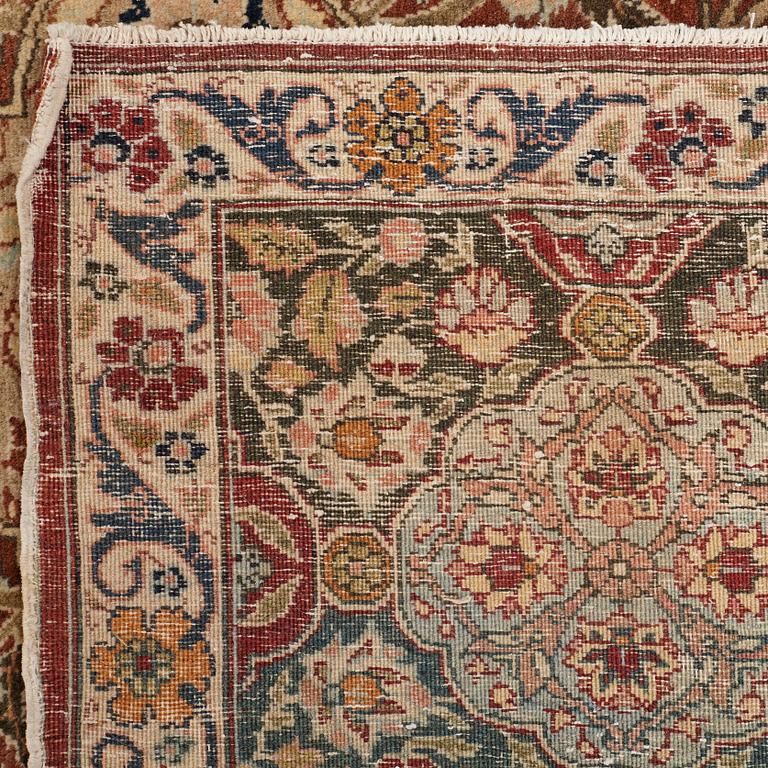 A CARPET, semi-antique Tabriz, ca 424 x 307,5 cm.