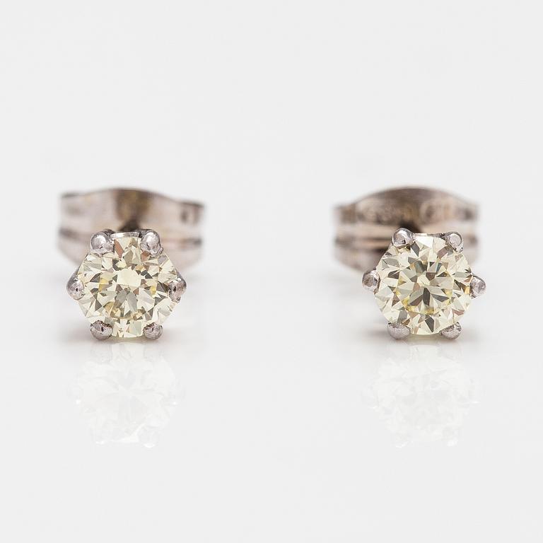 A pair of 14K white gold earrings with diamonds ca. 0.46 ct in total.