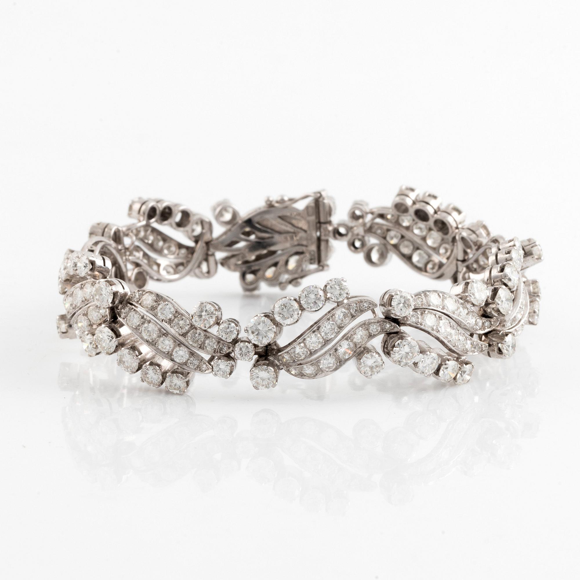 An 18K white gold bracelet set with round brilliant-cut diamonds.
