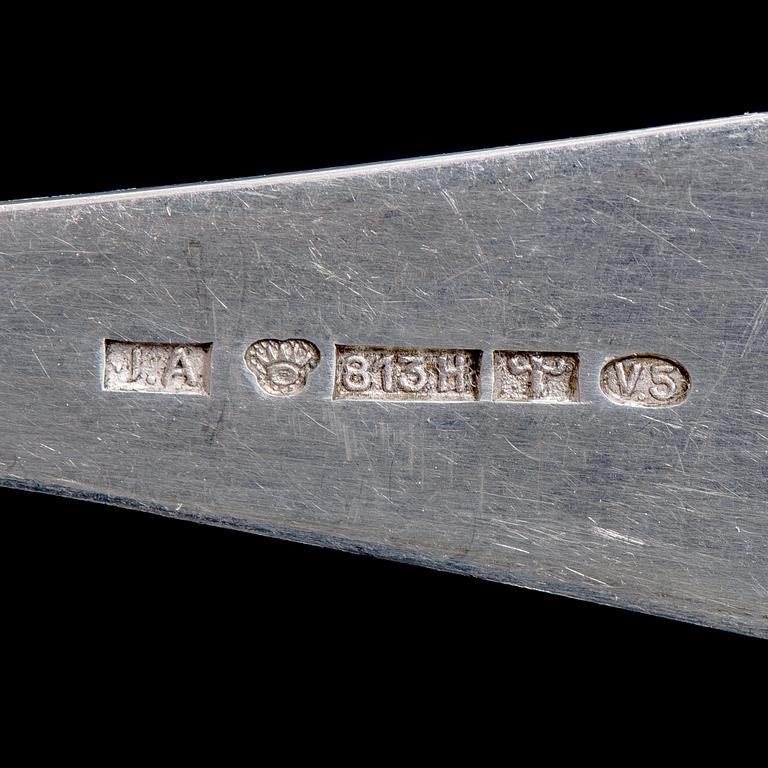 TARJOILUVÄLINEITÄ, 7 kpl, hopeaa, suomalaiset leimat. Kokonaispaino 180 g.