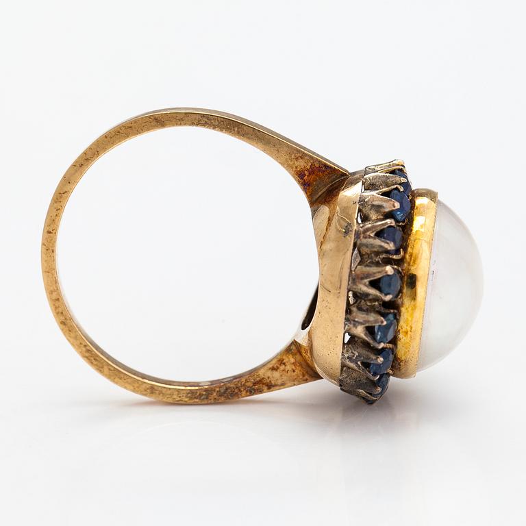 An 18K gold ring with a pearl and sapphires. Finland 1967.