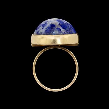 RING, 18k guld samt cabochonslipad lapis med kvartsit, Cecilia K I Johansson, Göteborg, 1970. Vikt 14 g.