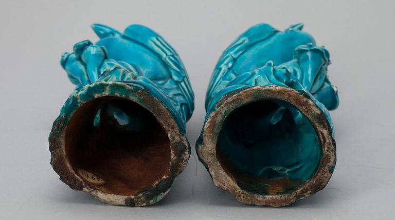 FIGURINER, ett par, lergods, Kina, Qingdynastin, sekelskiftet 1800/1900-tal.
