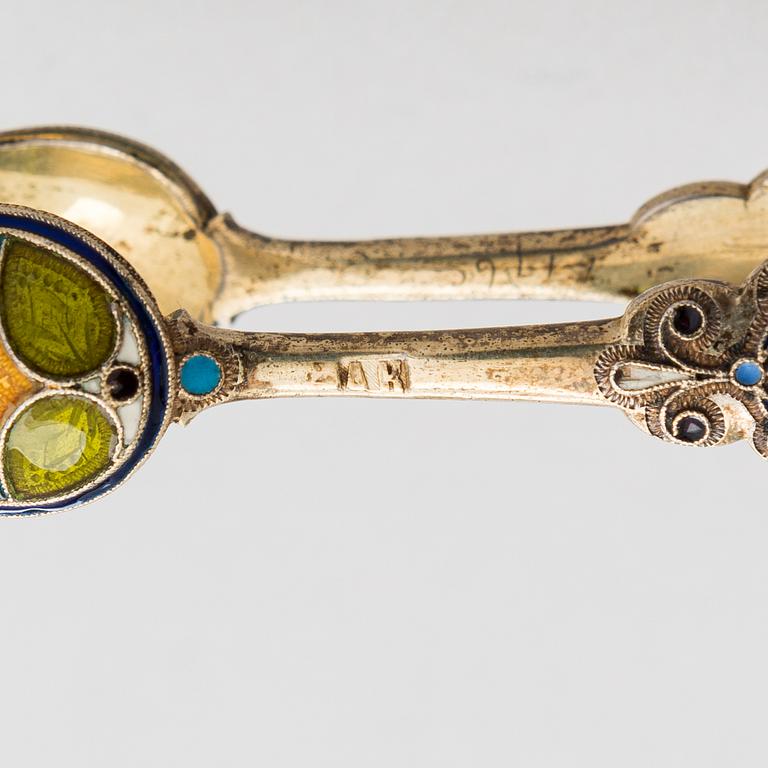 A cloisonné enamelled gilt silver sugar tong, maker's mark AK, Moscow, Russia eraly 20th century.