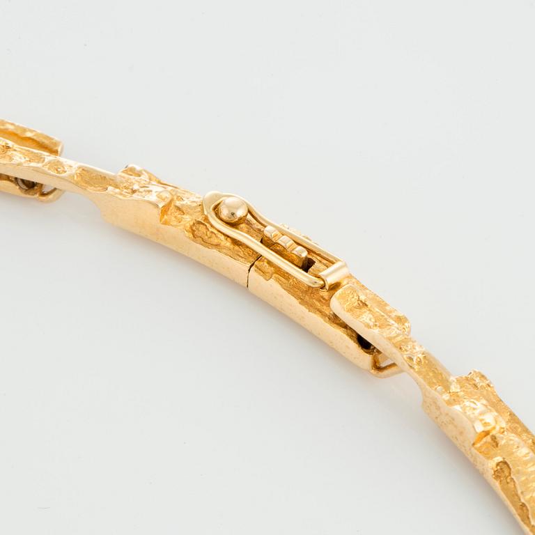 A Björn Weckström necklace in 18K gold.