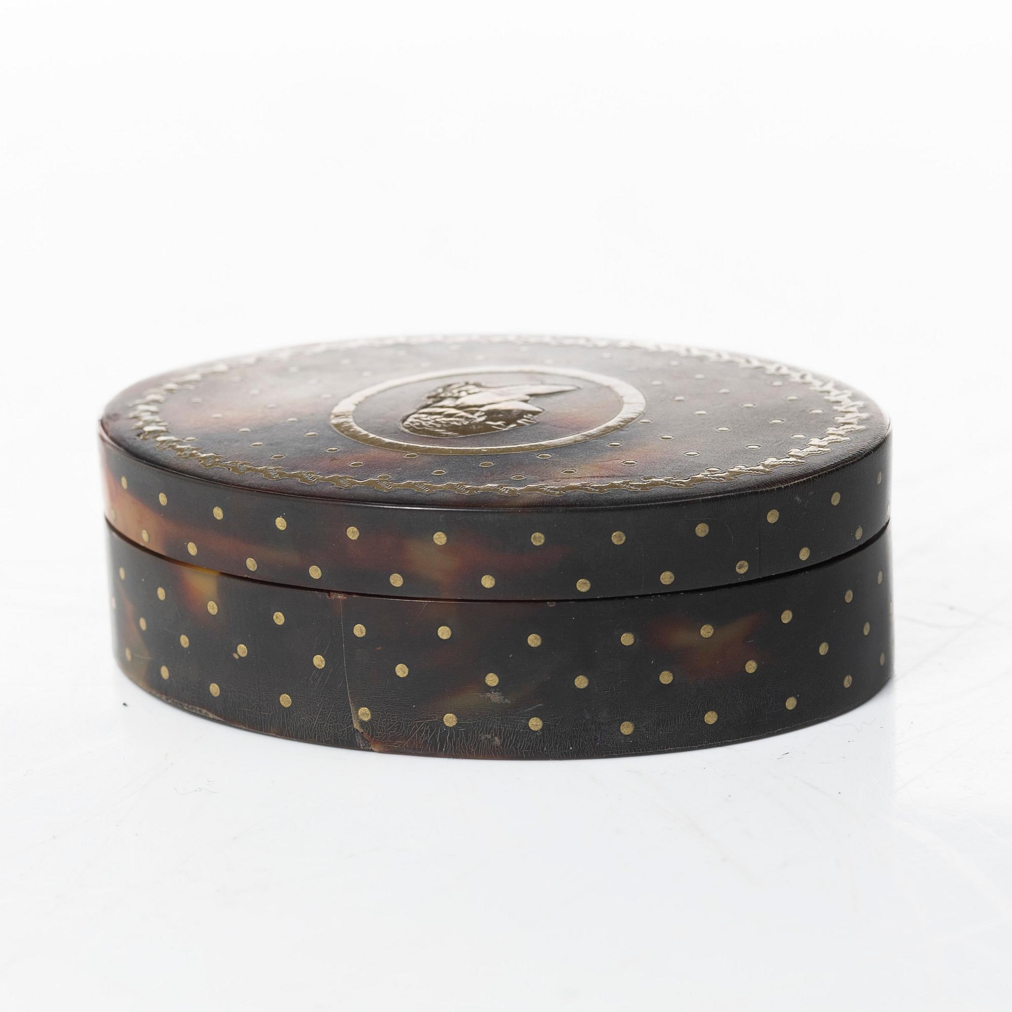 Dosa, sköldpadd, med porträtt av Louis XVI, Frankrike, 1700/1800-tal.