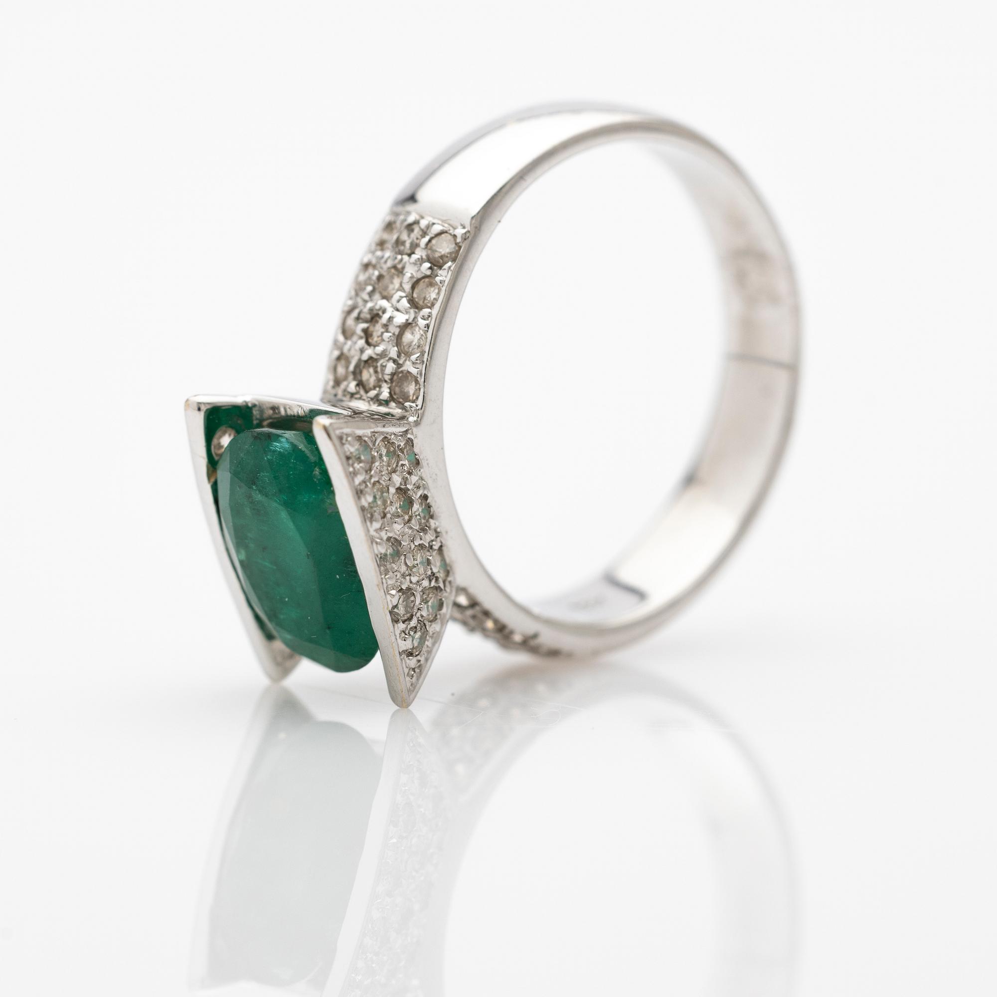Ring, 18k gold with emerald and diamonds.