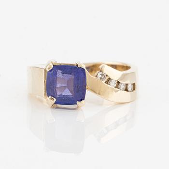 Ring, 14K guld med tanzanit och små briljantslipade diamanter.