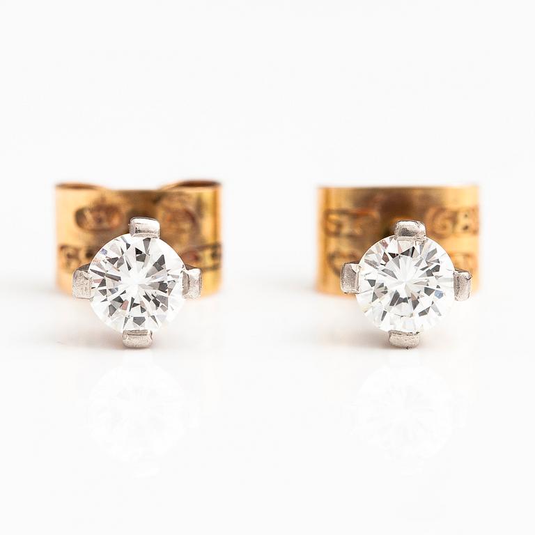 A pair of 14K gold earrings with diamonds ca. 0.50 ct int total. Kulpittaan kulta, Turku.