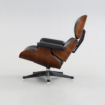 A Charles & Ray Eames 'Lounge Chair', Vitra.