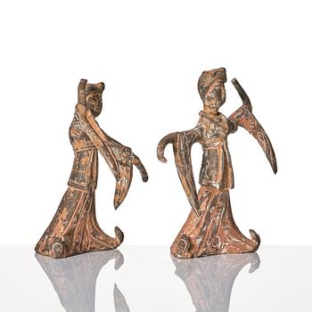 Figuriner, två stycken, lergods. Västra Han dynastin (206 f.Kr.-220 e.Kr).