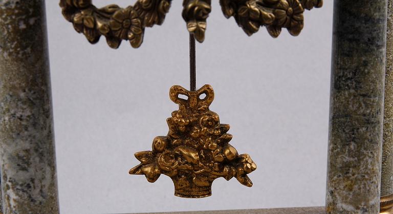 BORDSPENDYL, marmor, Louis XVI stil, 1900-tal.