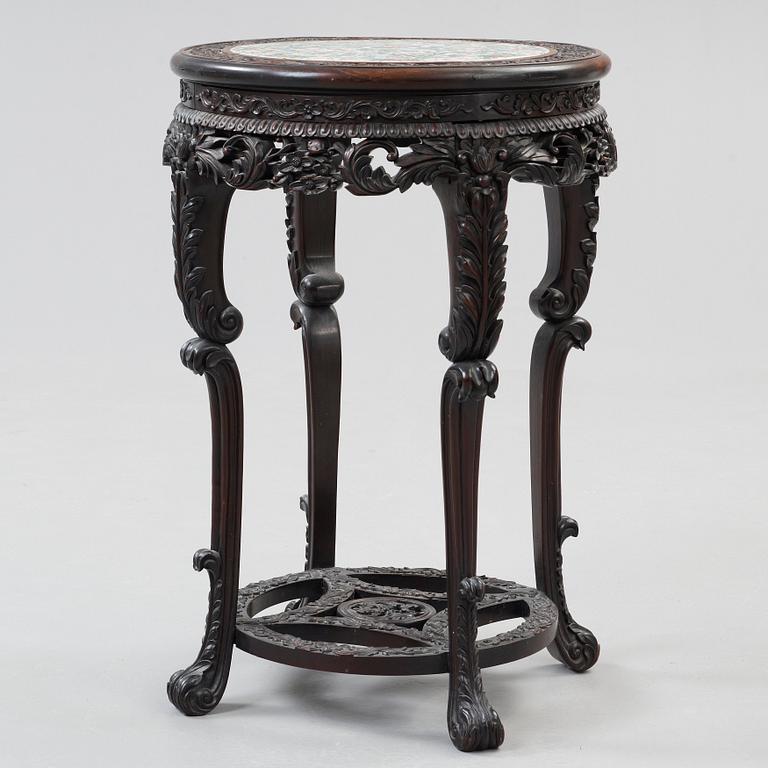 A hardwood and porcelain plaquette in famille verte  table, Qing dynasty 19th century.