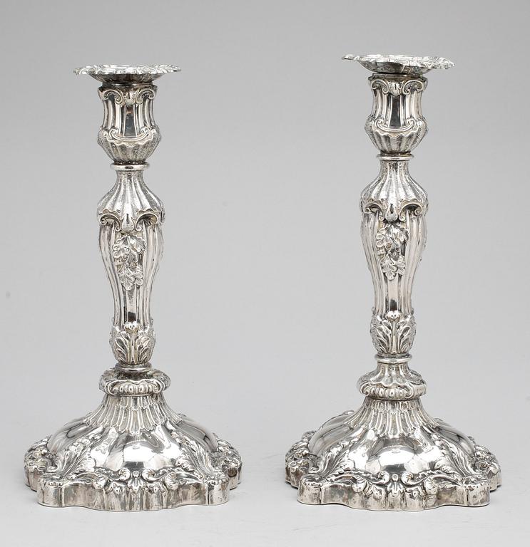 LJUSSTAKAR, ett par, silver, nyrokoko. Gustaf Möllenborg, Stockholm, 1845.