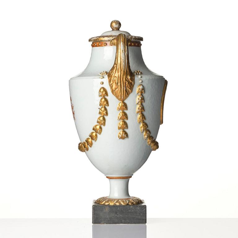 A Chinese Export jar with cover, Qing dynasty, 1790's.