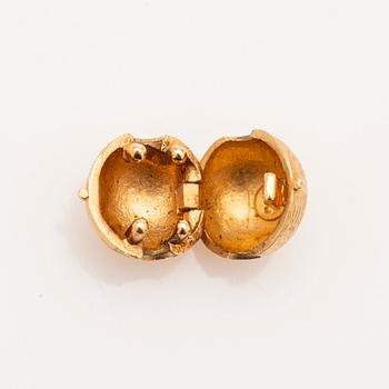 Ole Lynggaard, pendant 18K gold, with two stone collets with prongs, lapis lazuli and glass.