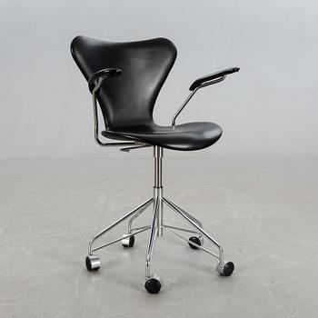 ARNE JACOBSEN, skrivbordsstol, "Swivel Chair", modell 3217, 1900-talets senare del.
