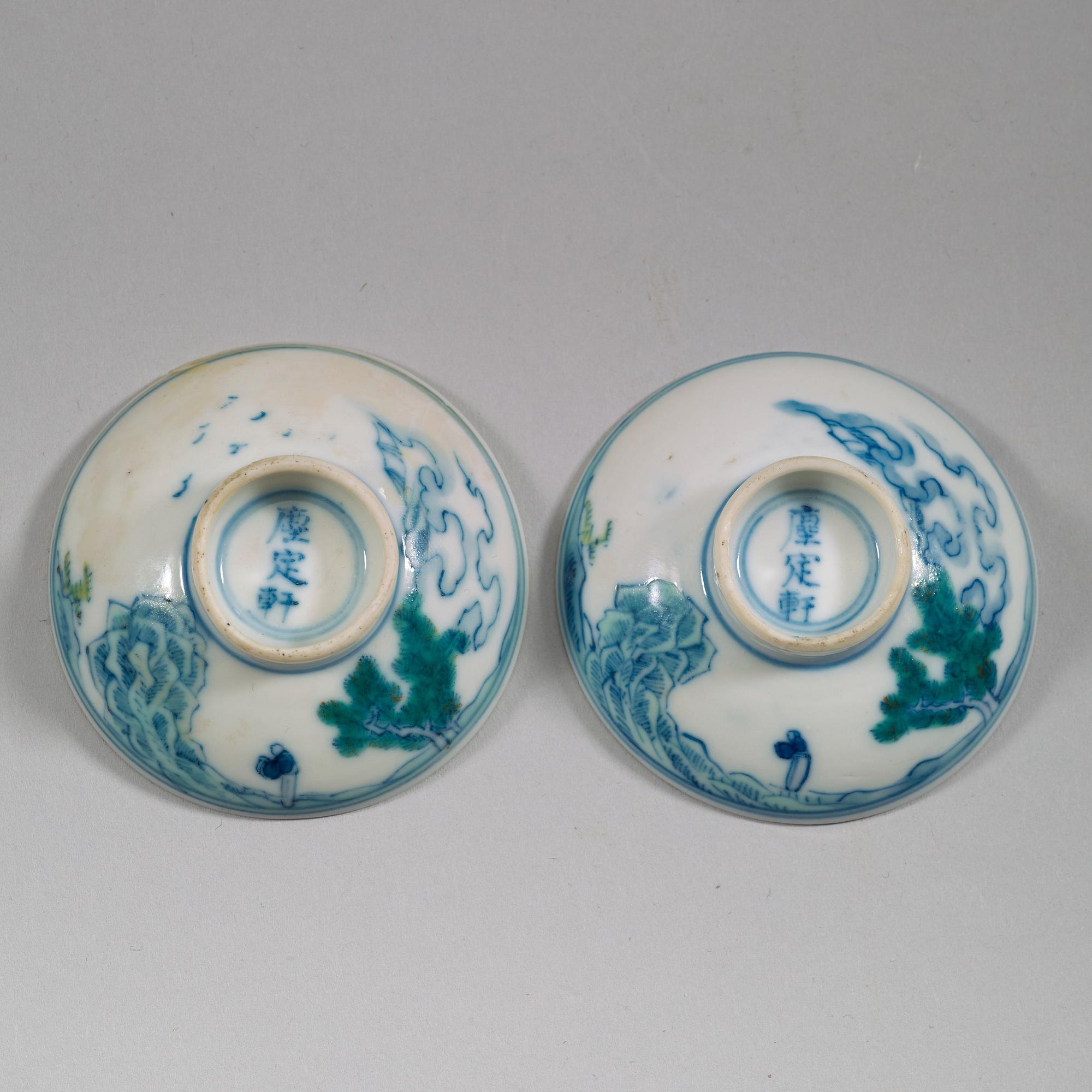 KOPPAR med LOCK, ett par, porslin. Sen Qingdynasti (1644-1912).