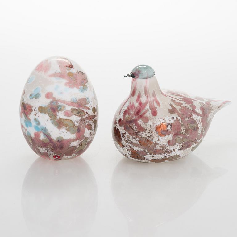 OIVA TOIKKA, An annual glass bird with its egg, year 2008, both signed O. Toikka Nuutajärvi, the egg numbered 474/750.