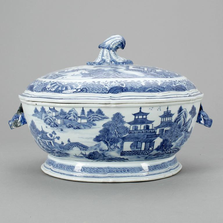 TERRIN MED LOCK, porslin, Kina, 1700-tal.