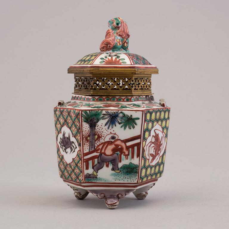 Two Japanese vases, bronze and porcelain, 20th century.