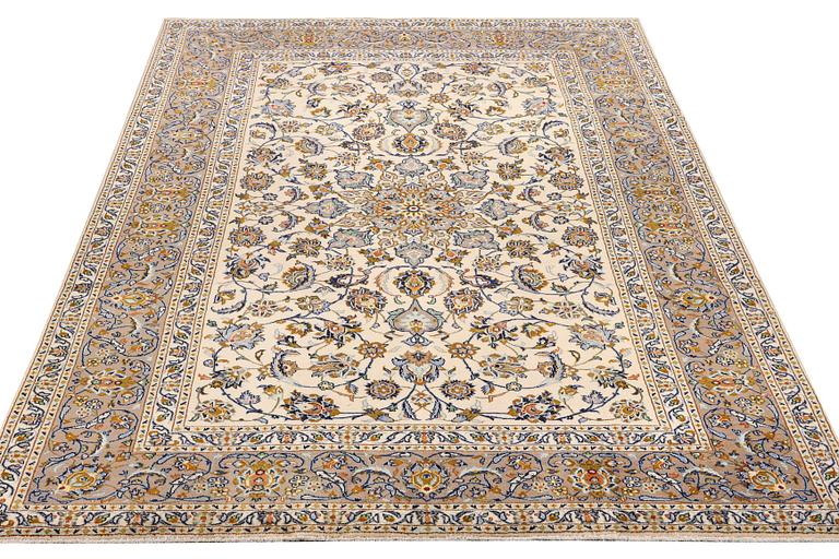 A Keshan carpet, c. 340 x 218 cm.