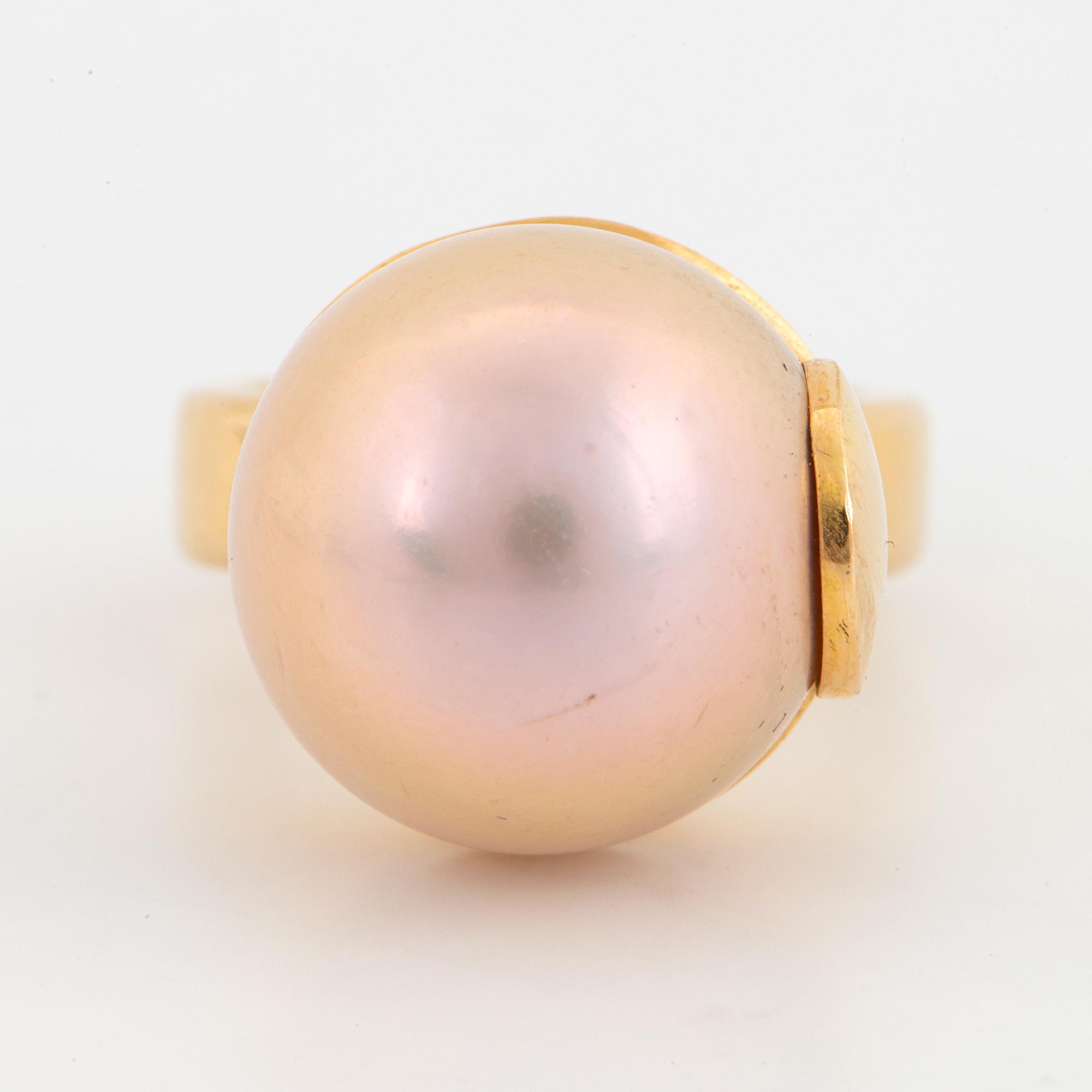 18K gold and large pink japanese freshwater pearl ring.
