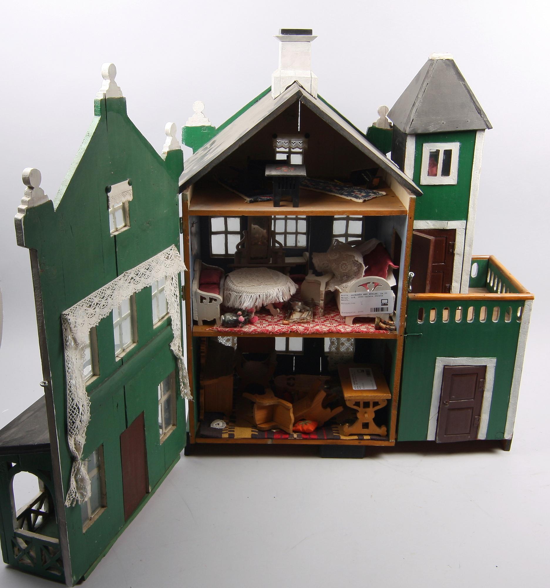 DOCKSKÅP MED MÖBLER, ca 20 delar, trä, 1900-talets första hälft.