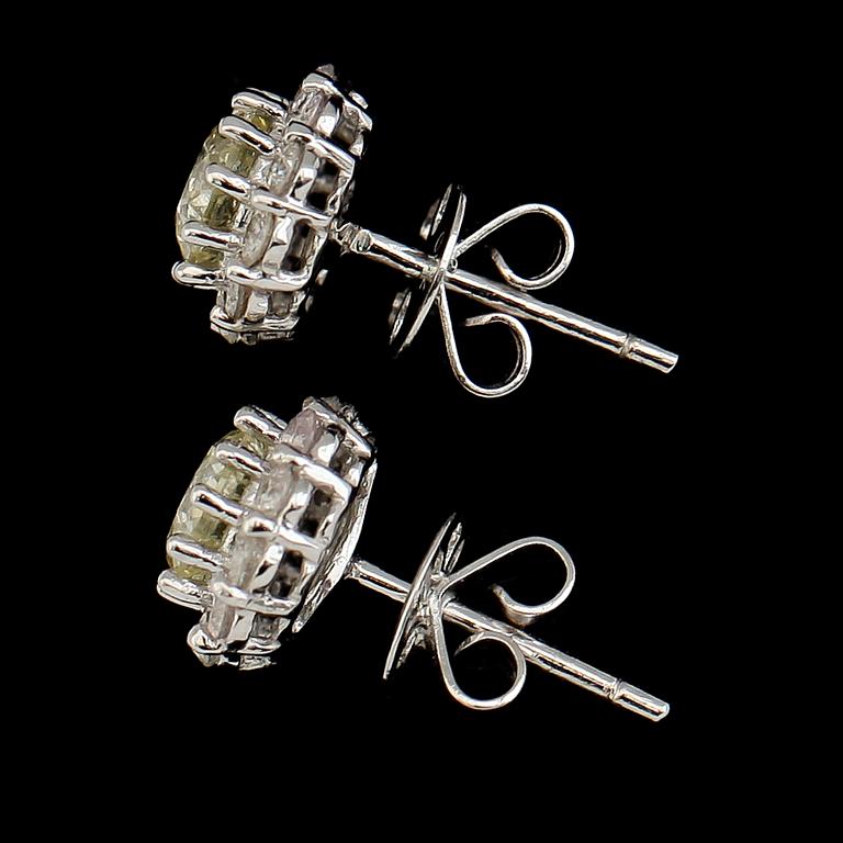 ÖRHÄNGEN, 1 par, 18 k vitguld, briljantslipade diamanter tot 1.44 ct. Vikt 1,2 g.