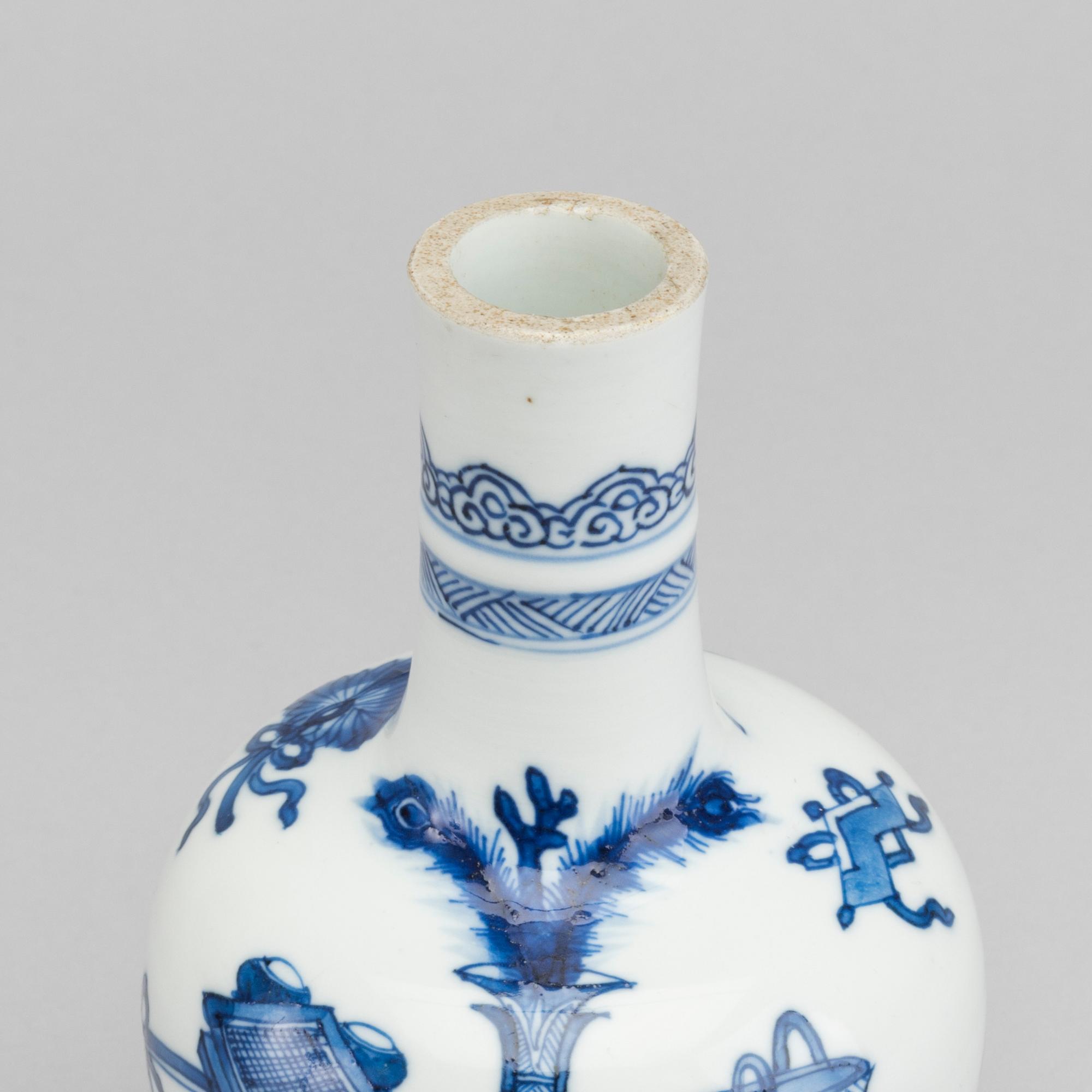 A Chinese porcelain blue and white vase, Kangxi (1662-1722).