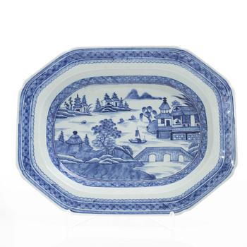 A porcelain tureen stand, China, Qing dynasty, Qianlong (1736-95).