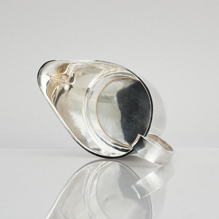 Claës E. Giertta, a silver sauce bowl with a dish, mark of Claës Giertta, Stockholm 1963.