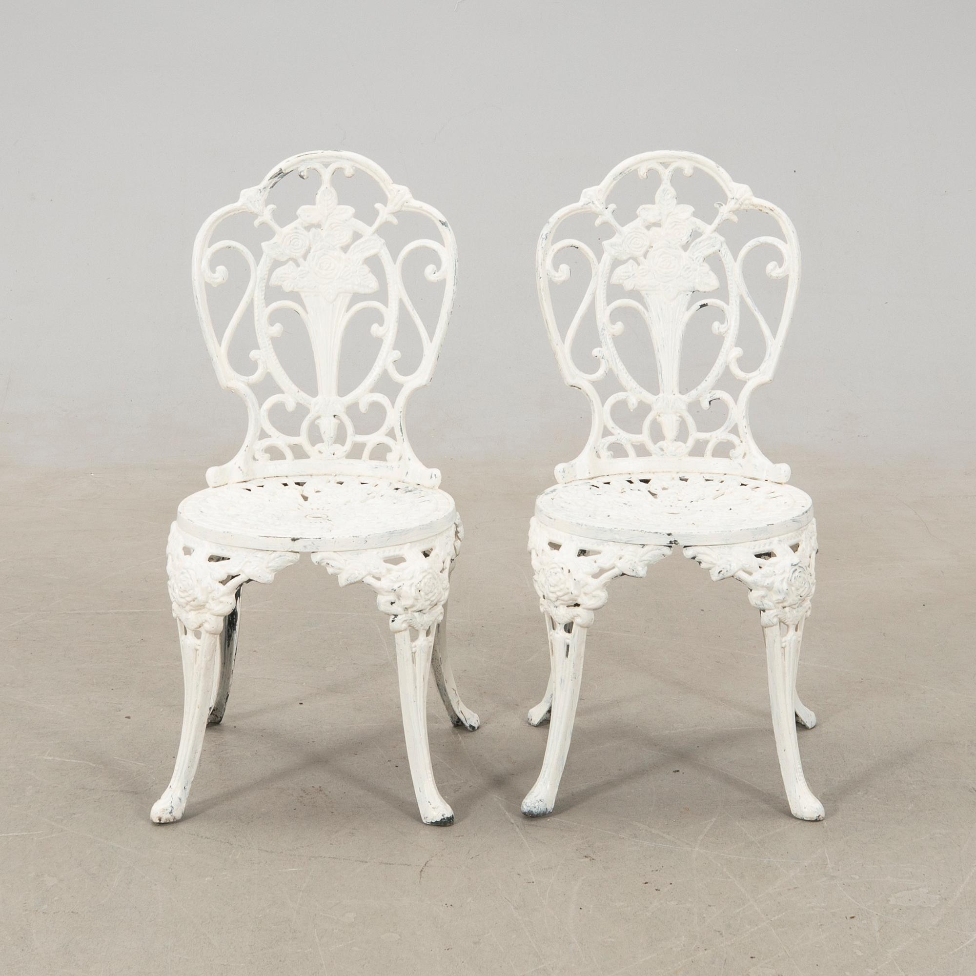 Garden table, Byarum late 20th century and chairs.