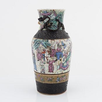 A Chinese porcelain vase and a Japanese Ming-style bowl, around the year 1900.