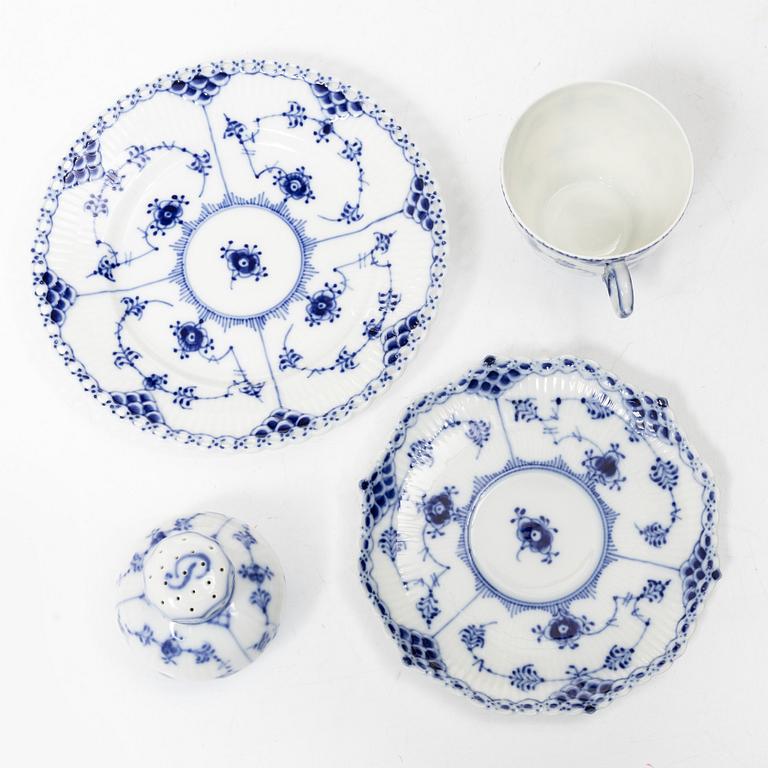 Royal Copenhagen, Servisdelar, 15 delar, porslin, "Musselmalet" halvblond respektive helblond, 1900-tal.