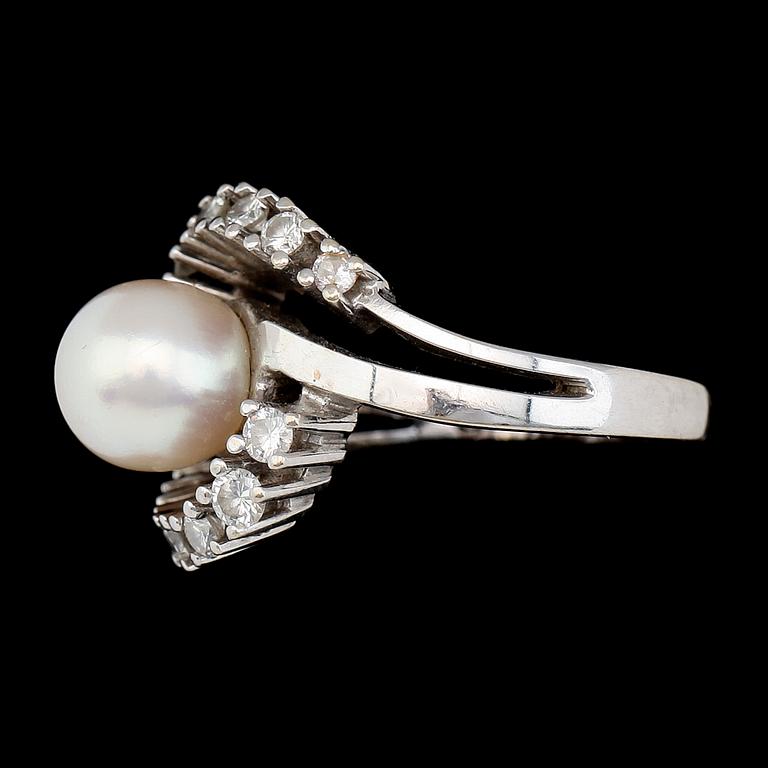 RING, 18K vitguld, briljantslipade diamanter 0.63 ct enligt gravyr och odlad pärla. Total vikt ca 9 g.