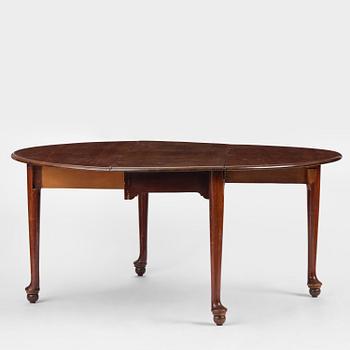 A George III mahogany gateleg table, late 18th century.