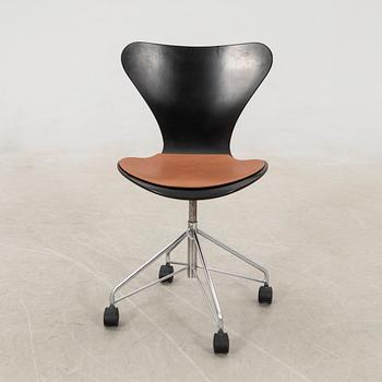 Arne Jacobsen, desk chair "Seven", Fritz Hansen Denmark 1995.